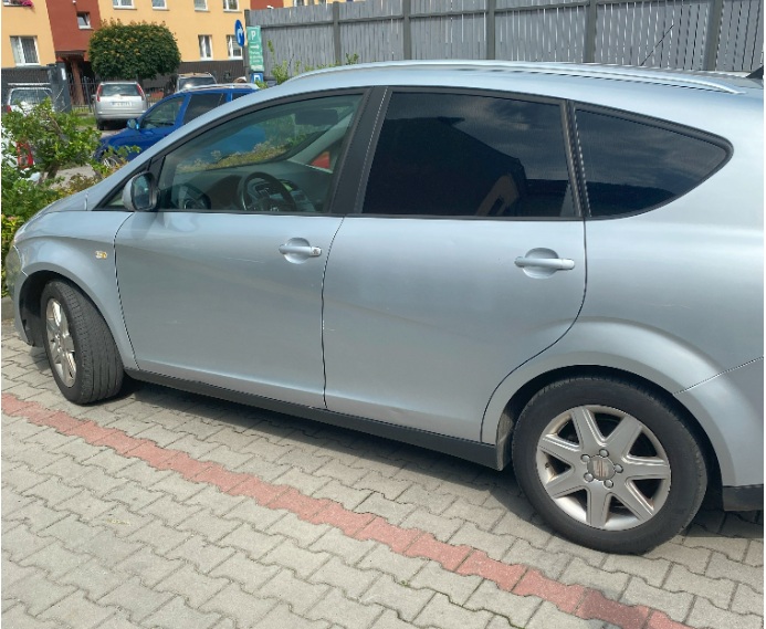 Lewy bok srebrnego samochodu marki SEAT.