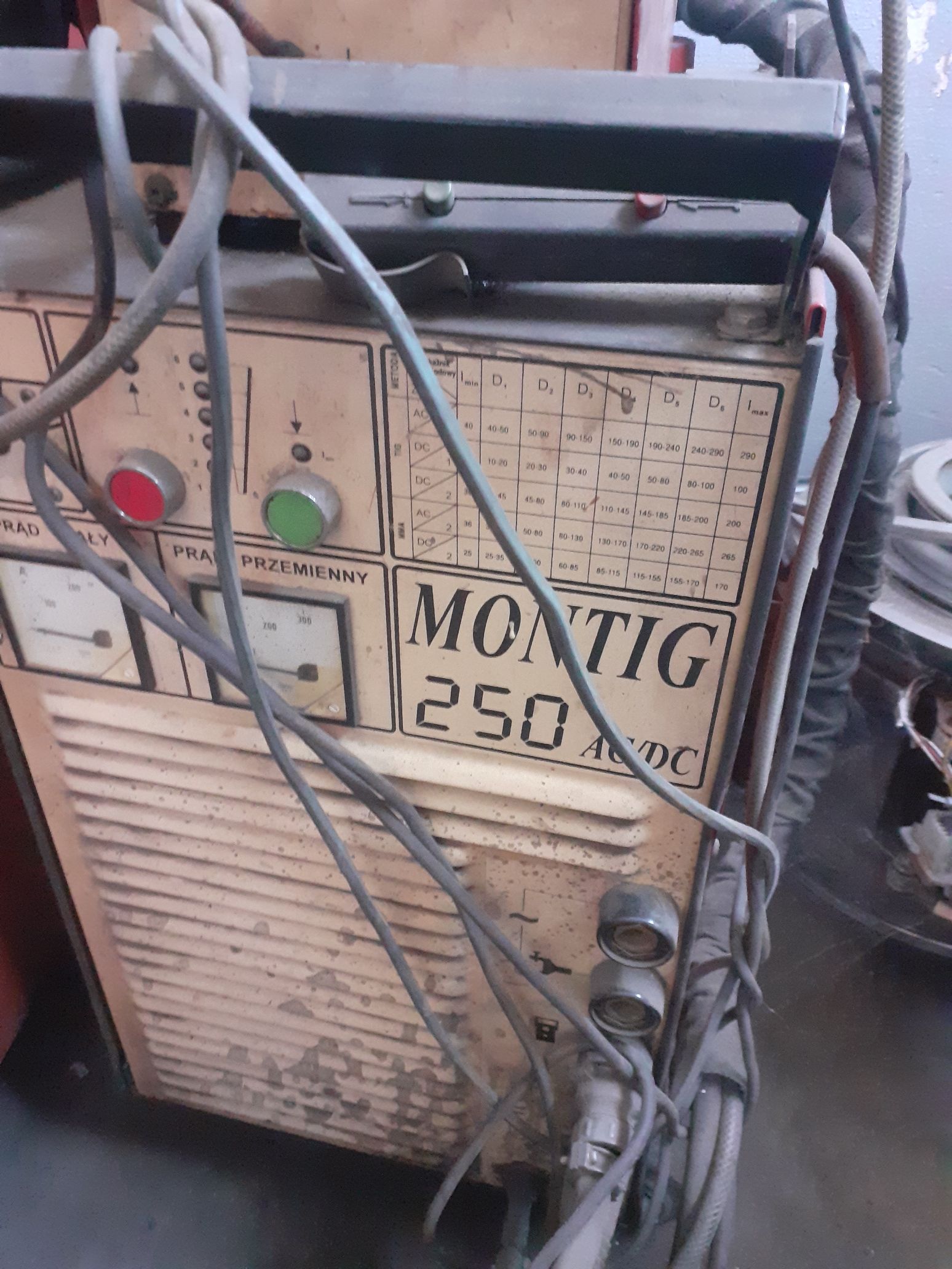 Widok z przodu, źródło prądu Spawarki Montig 250 ACDC.