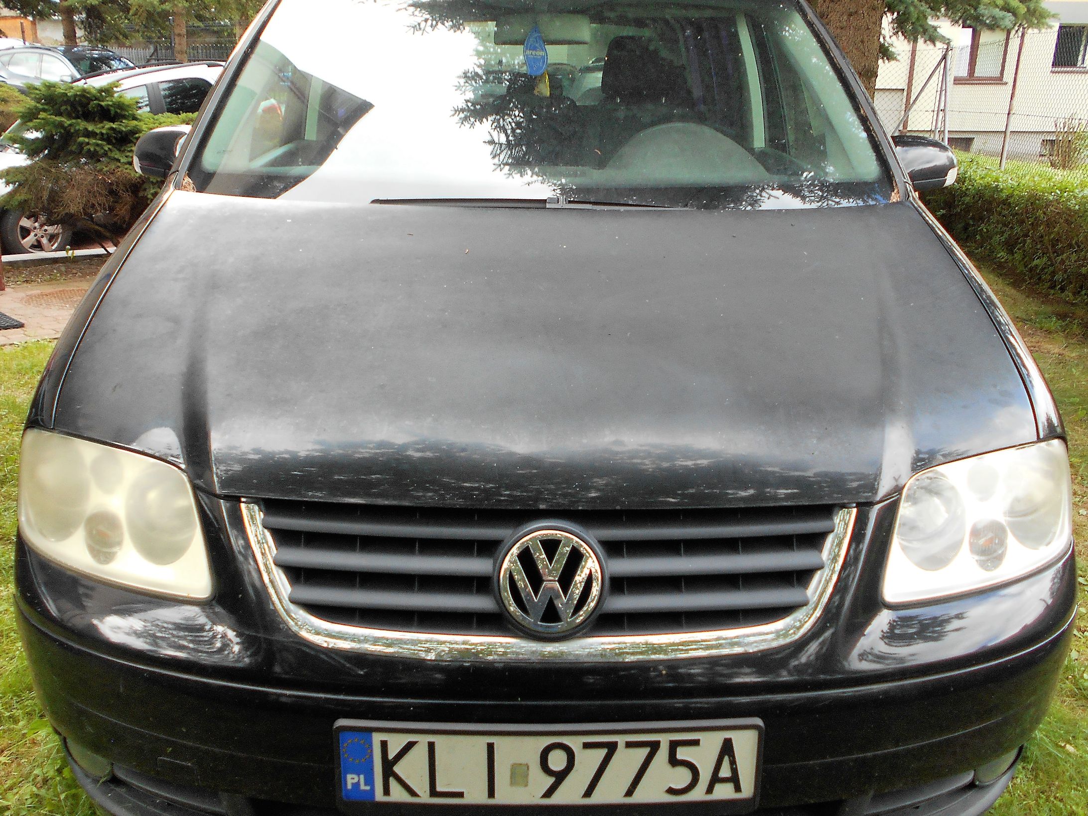 Czarny samochód marki Volkswagen