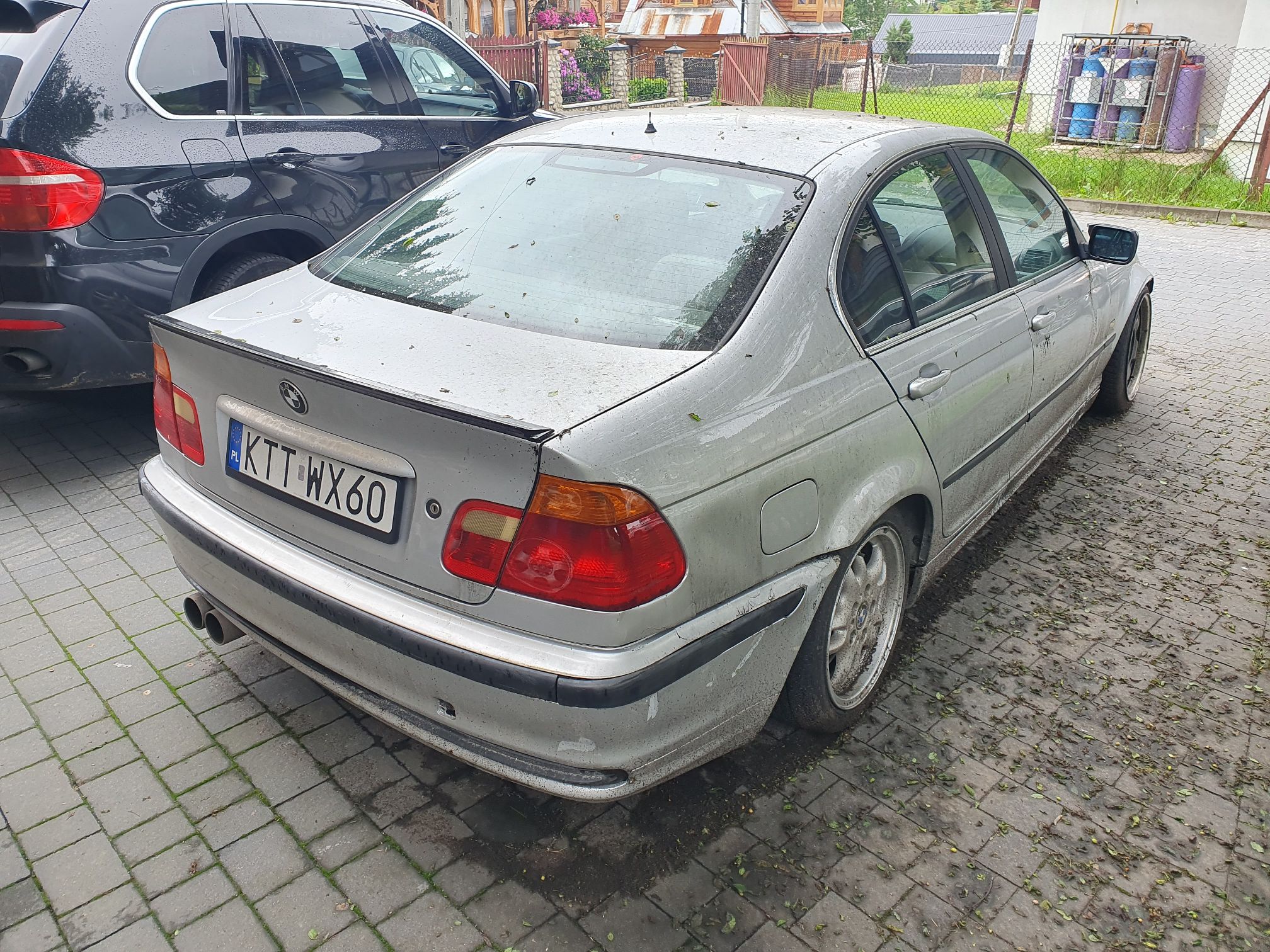 BMW 323i koloru srebrnego prawy tył