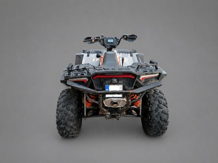Czarno-szary quad Polaris z pomarańczowymi elementami, widok z tyłu, wyposażony w duże, terenowe opony