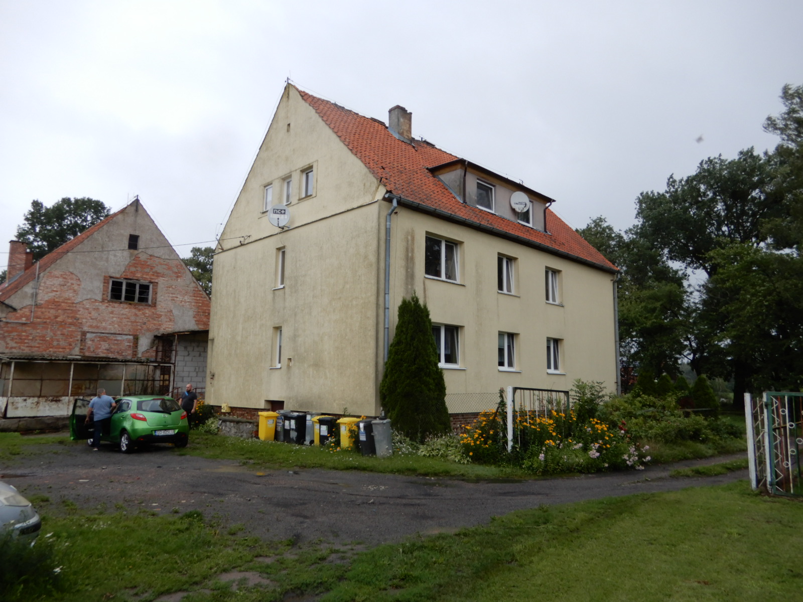 Widok budynku zlokalizowanego w Ząbrowie 11, gm. Stare Pole