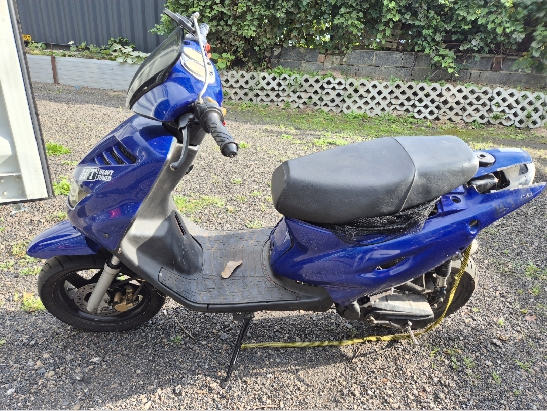 lewy bok motocykla widoczne ślady eksploatacji