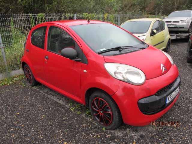 Przód i prawy bok pojazdu Citroen C1.