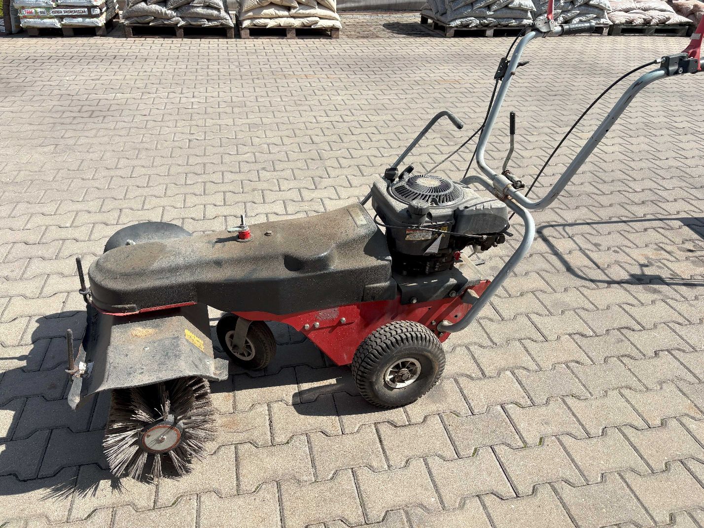 Zamiatarka czarno - czerwona widok z lewego boku urządzenia