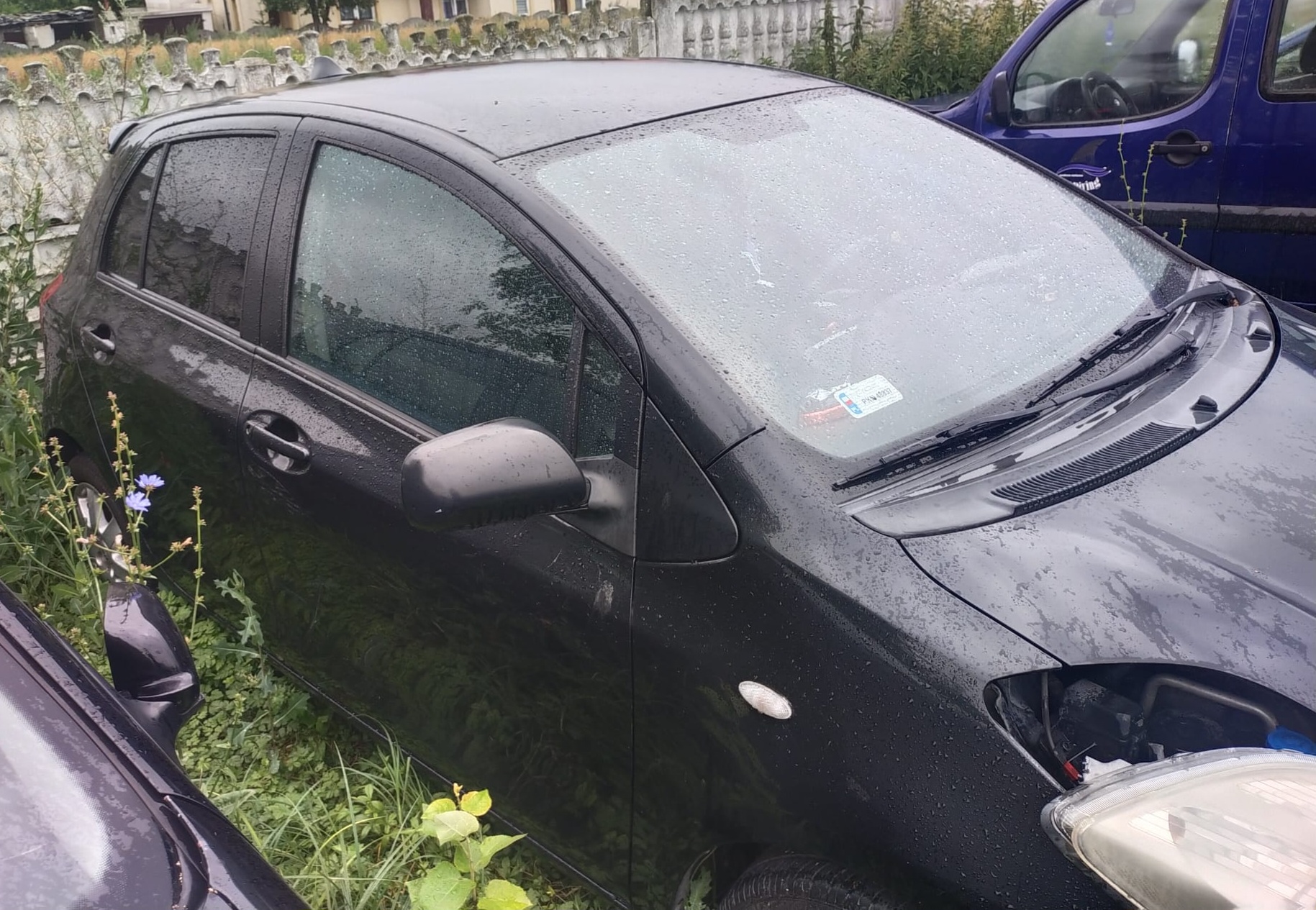 Pojazd ma widoczne uszkodzenia przodu – przedni reflektor od strony pasażera jest wysunięty z mocowań.