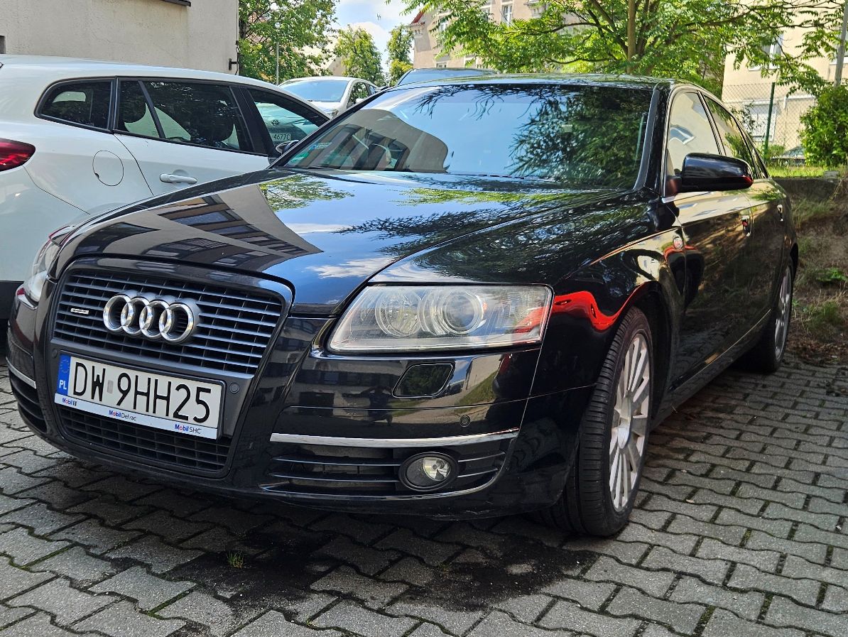 Lewy przód Audi A6 w kolorze granatowym