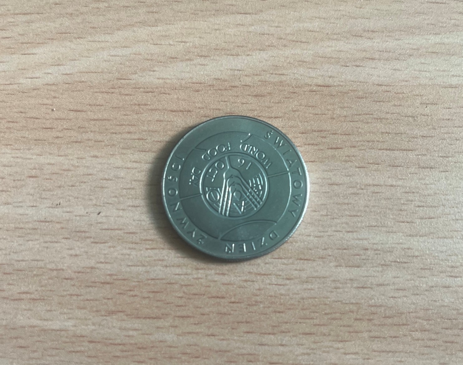 Rewers polskiej monety okolicznościowej o nominale 50 zł z 1981 r. z napisem „ŚWIATOWY DZIEŃ ŻYWNOŚCI”.