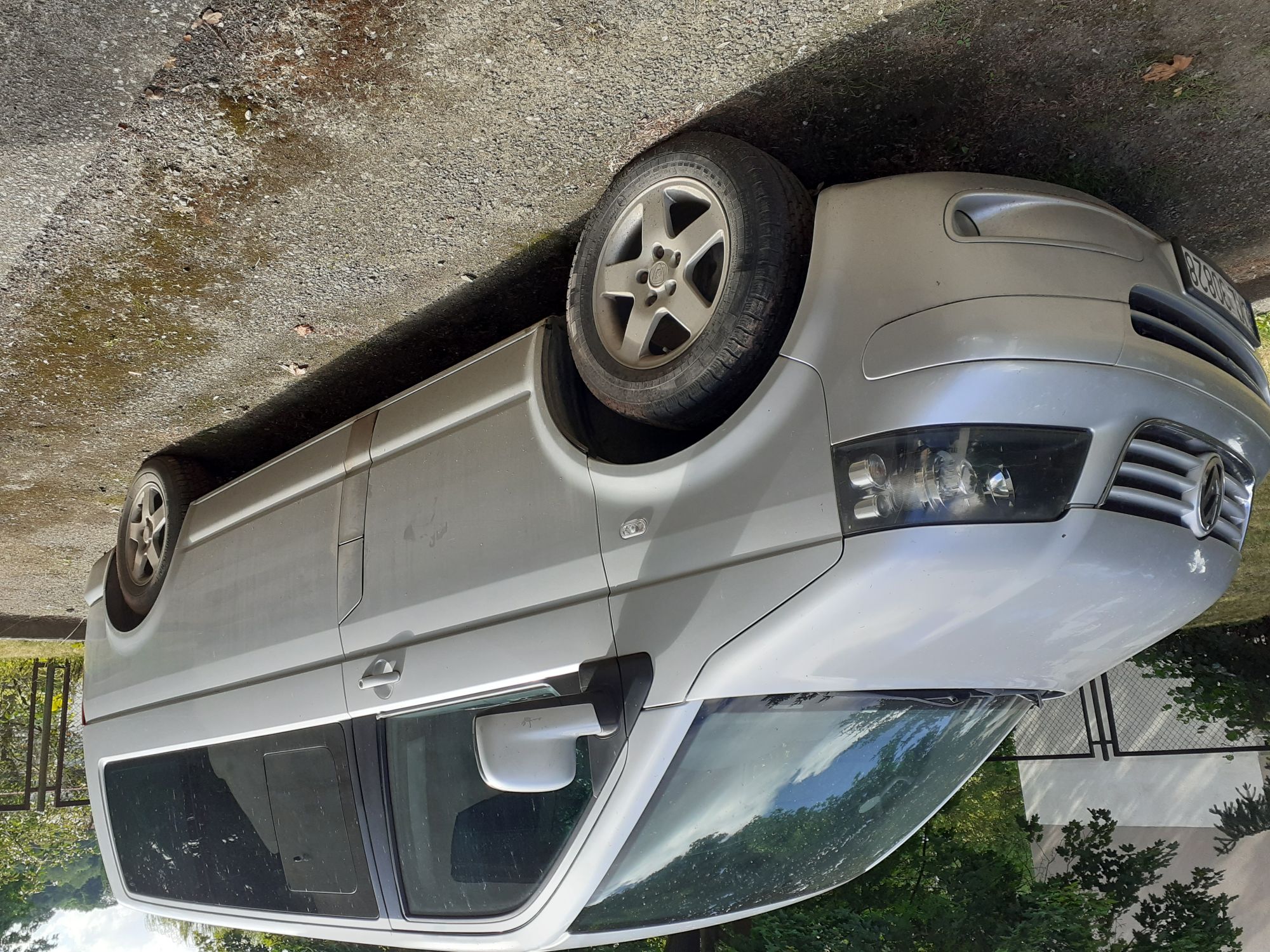 Srebrny Volkswagen Caravelle sfotografowany z prawego przedniego boku
