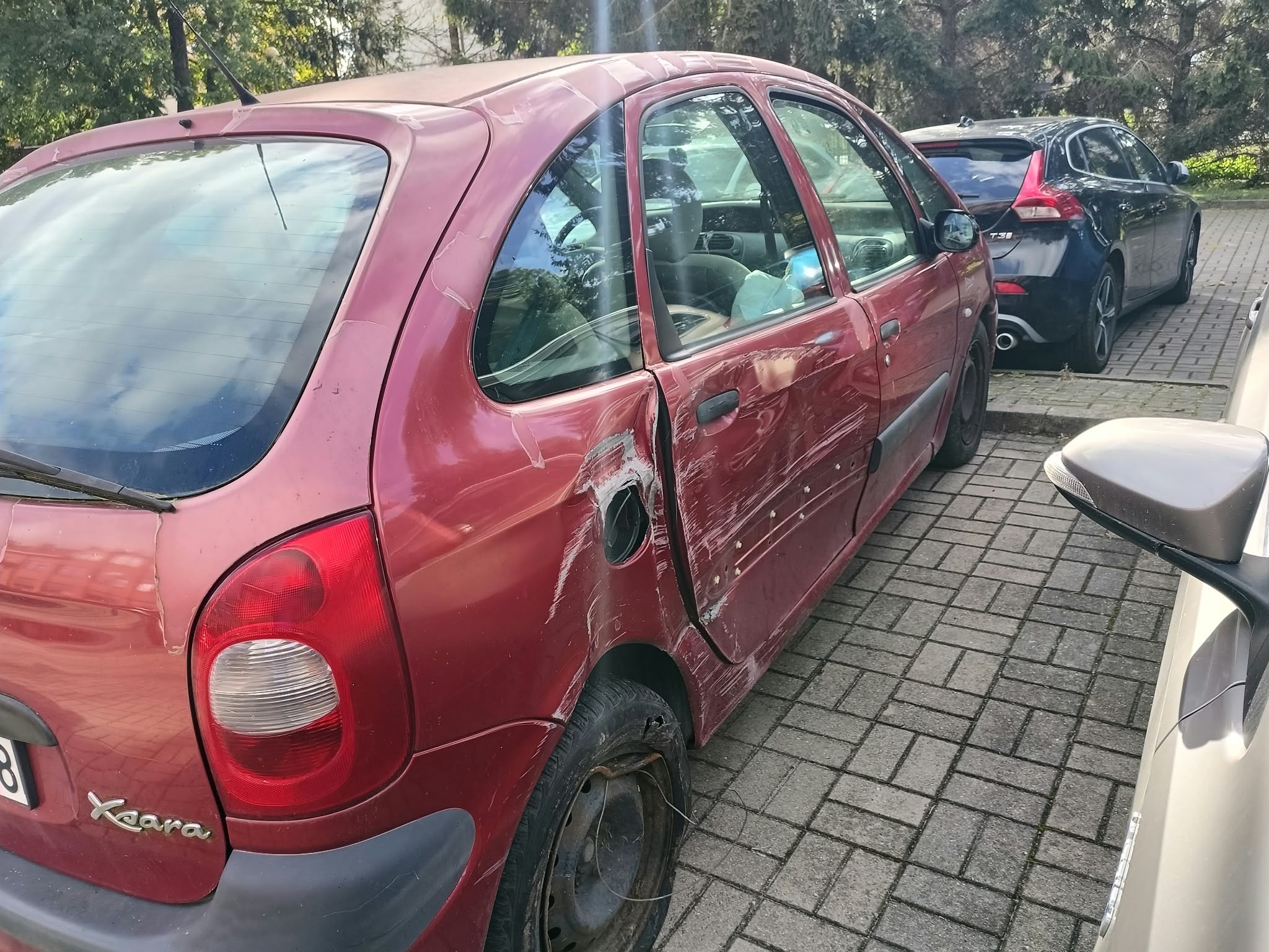 PEAWY BOK POJAZDU USZKODZONT TLNY BŁOTNIK, USZKODZONE PRWE PRZEDNIE I TYLNE DRZWI .