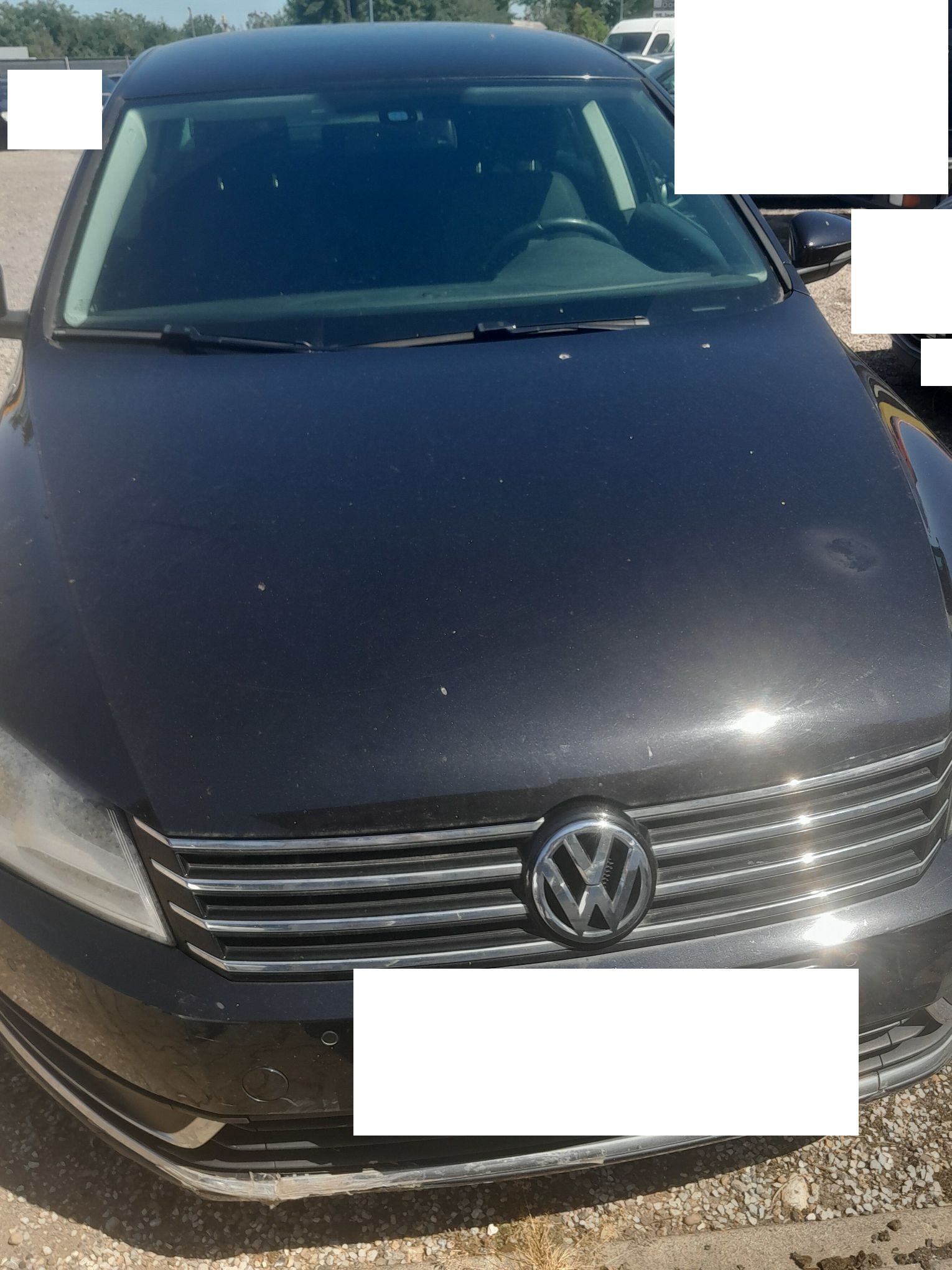 Czarny Volkswagen Passat, widziany od przodu