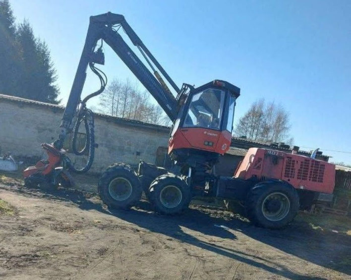Maszyna leśna Harwester Valmet typ 901 koloru czerwonego