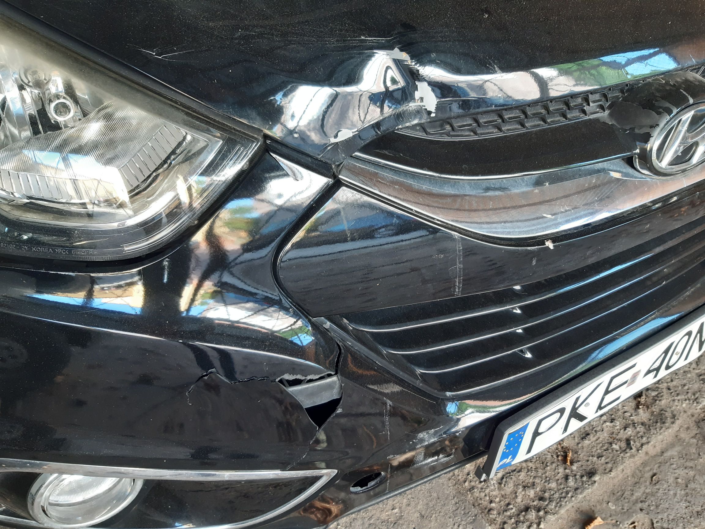 Hyundai ix35 widok wgnieciona maska, pęknięty zderzak