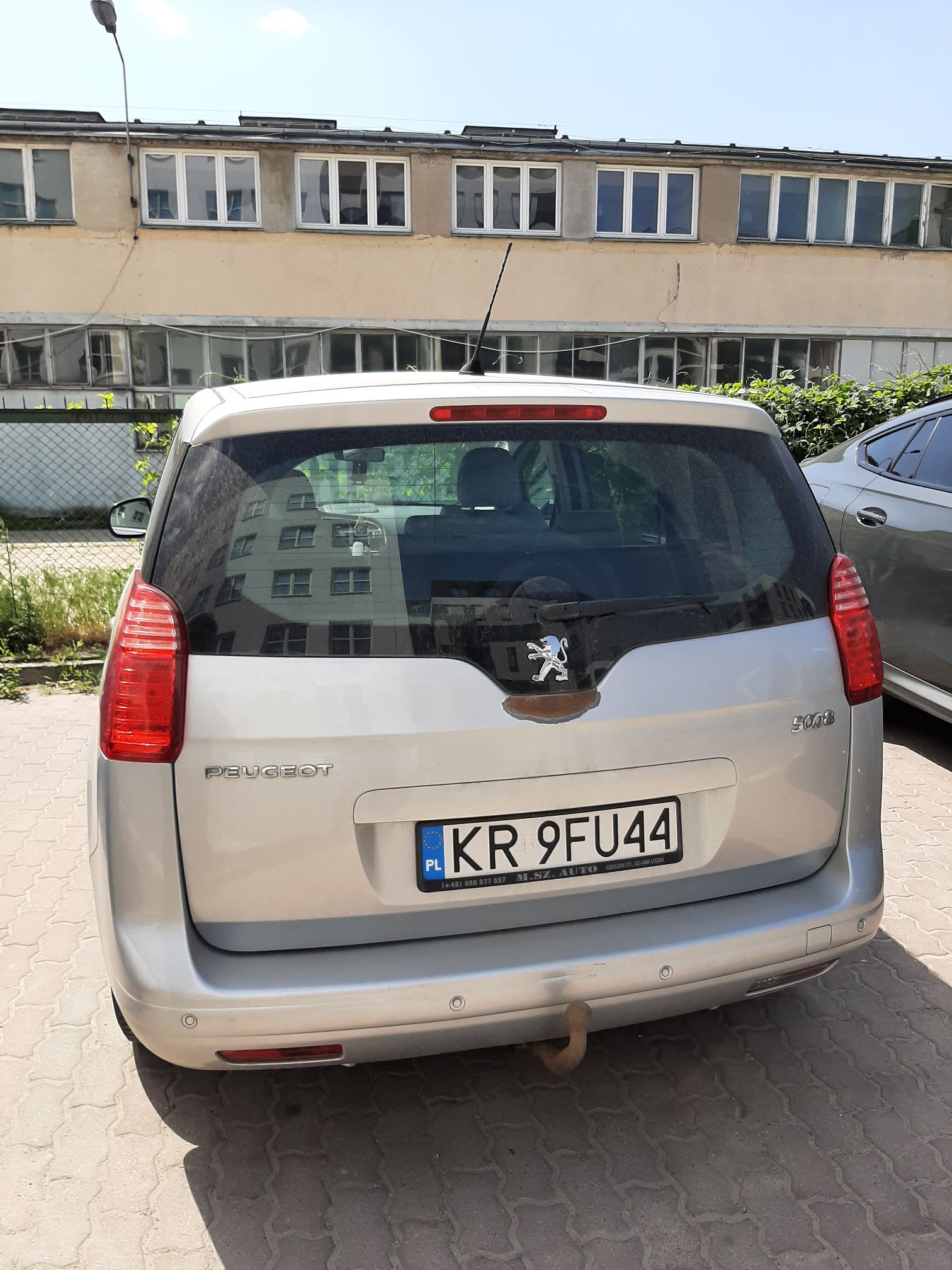Tył pojazdu z ogniskiem korozji na kapie.
