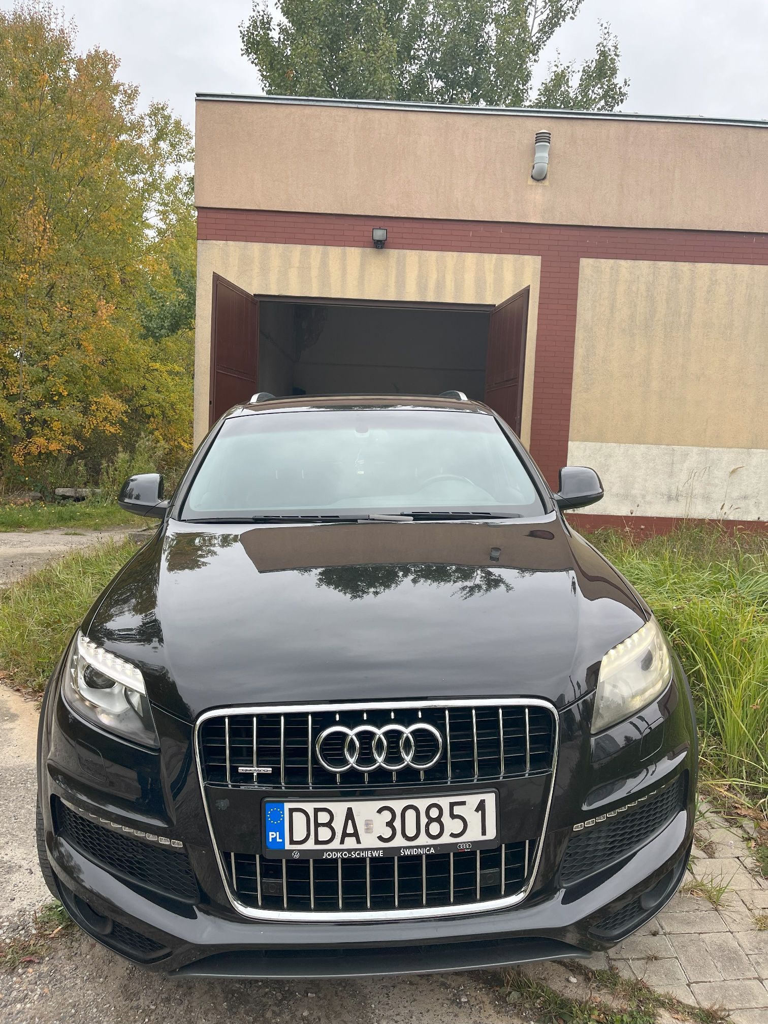 Przód pojazdu. Widoczne reflektory.