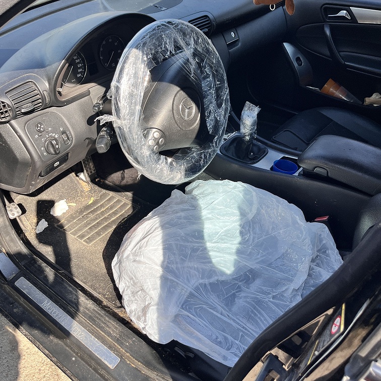 Wnętrze samochodu Mercedes-Benz C 180 z układem kierowniczym.