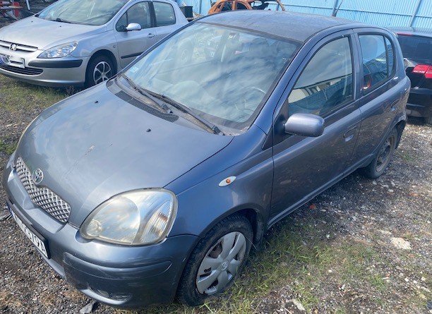Granatowy, pięciodrzwiowy hatchback, widok od przodu na stronę kierowcy pod kątem.