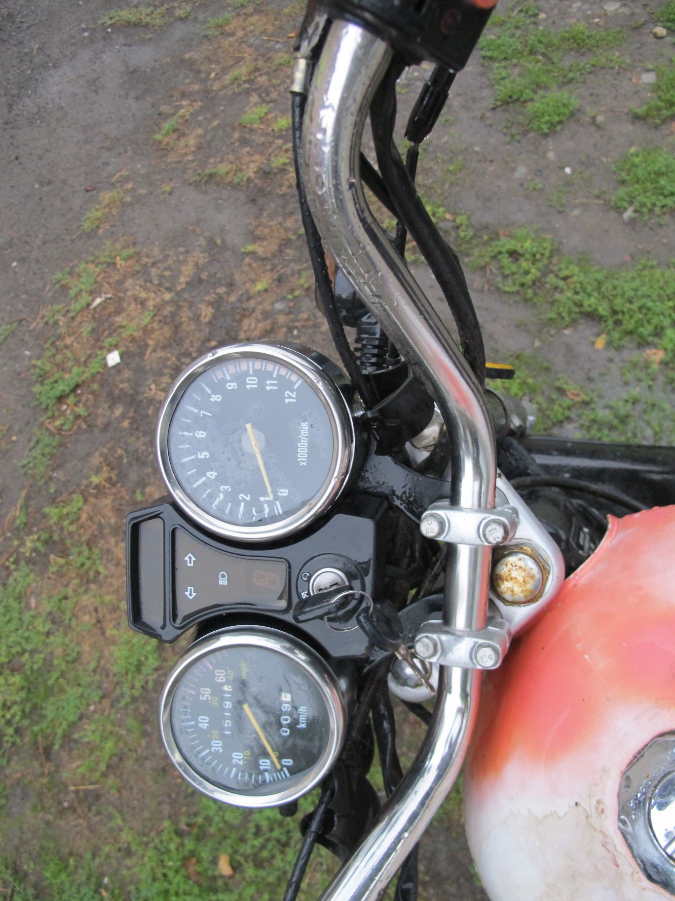 Widok na licznik z przebiegiem 15191 km, obrotomierz i kluczyk.