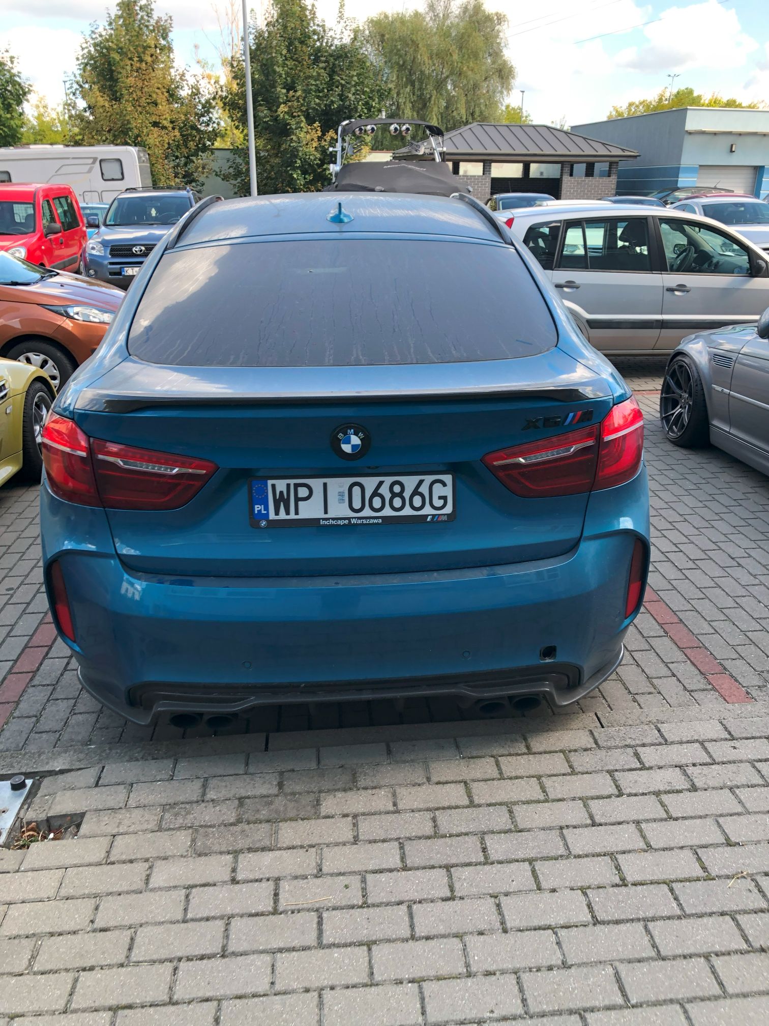 Tył niebieskiego samochodu.