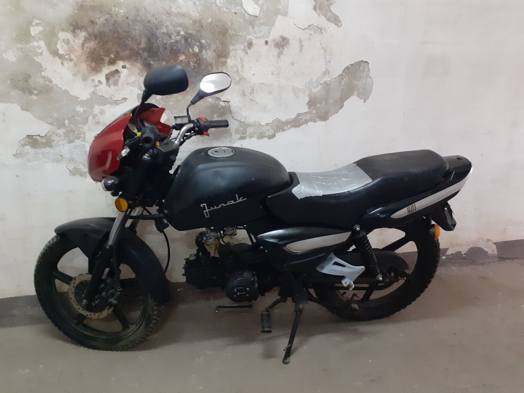 Boczne ujęcie motoroweru Junak 901, sklejone siedzenie