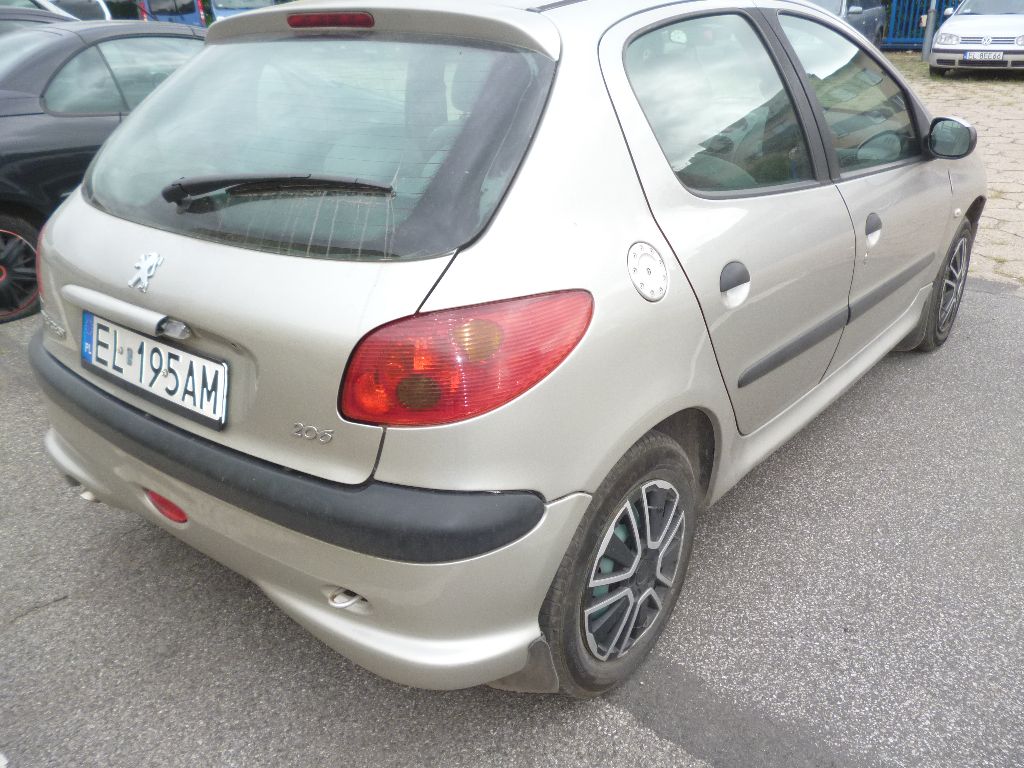 Zdjęcie przedmiotu. Tył prawy pojazdu osobowego Peugeot 206.