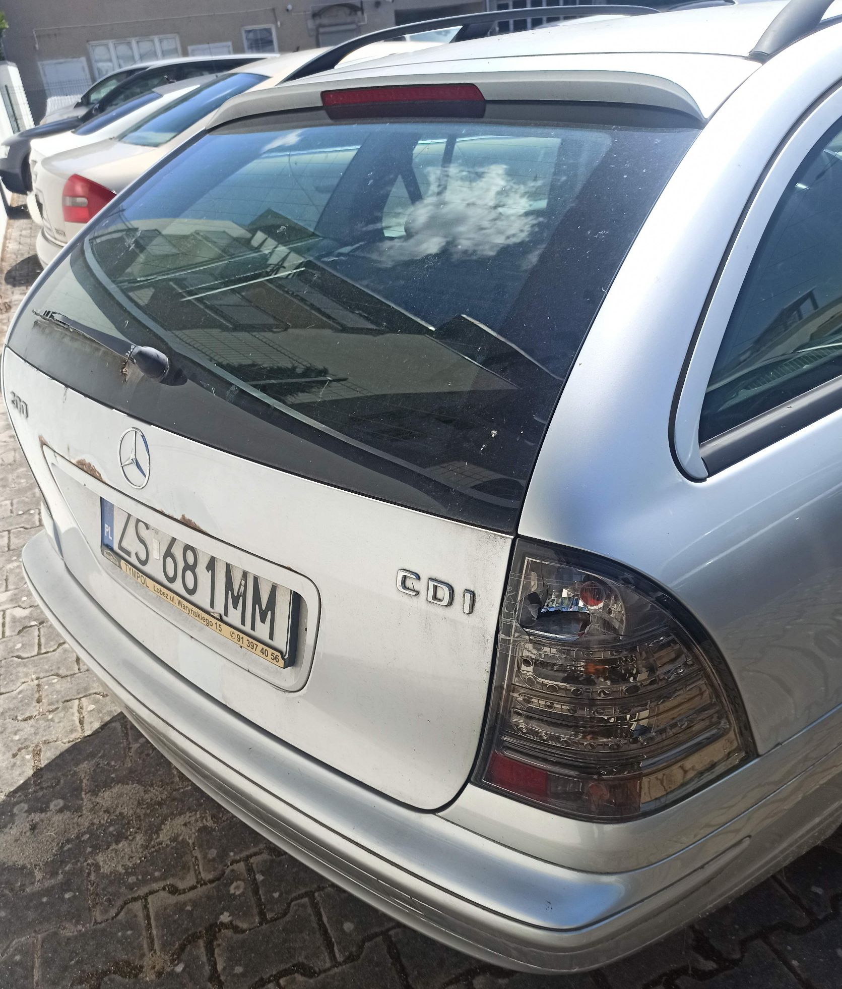 Tylna klapa pojazdu, korozja na pod szybą