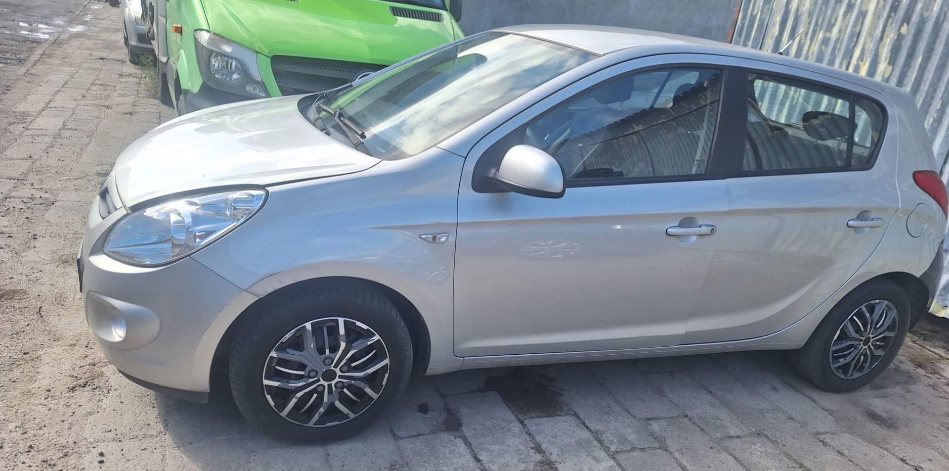 Samochód Hyundai i20 w kolorze szarym widoczny od boku z prawej strony.