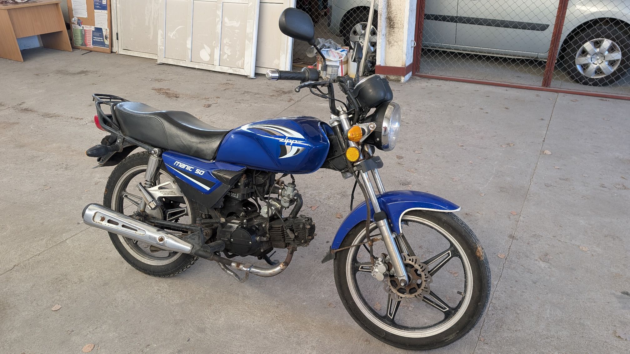widok motoroweru od strony prawej