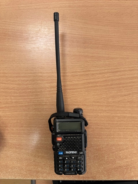 Radiotelefon koloru czarnego z anteną