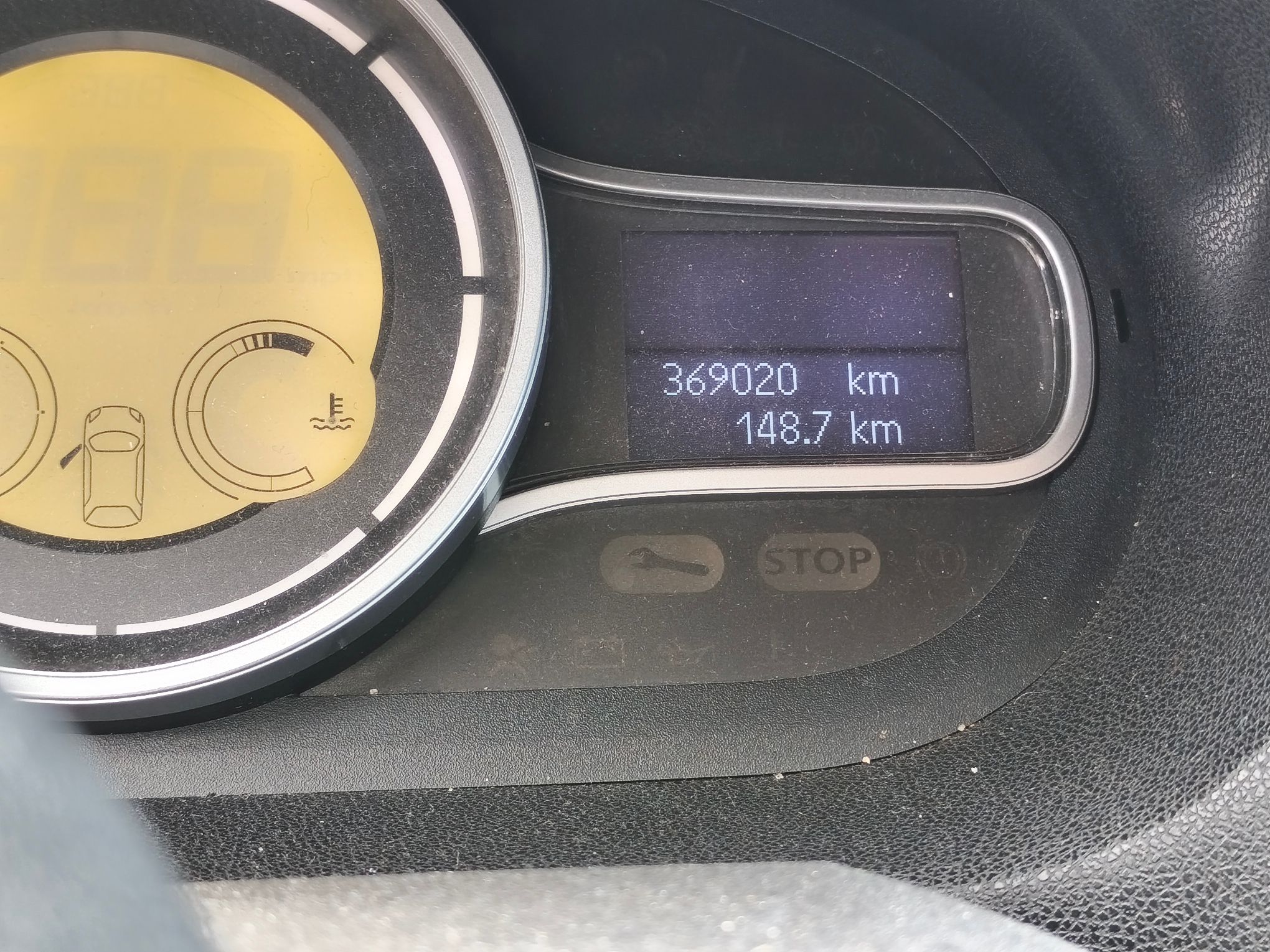 Deska rozdzielcza samochodu z cyfrowym wyświetlaczem komputera