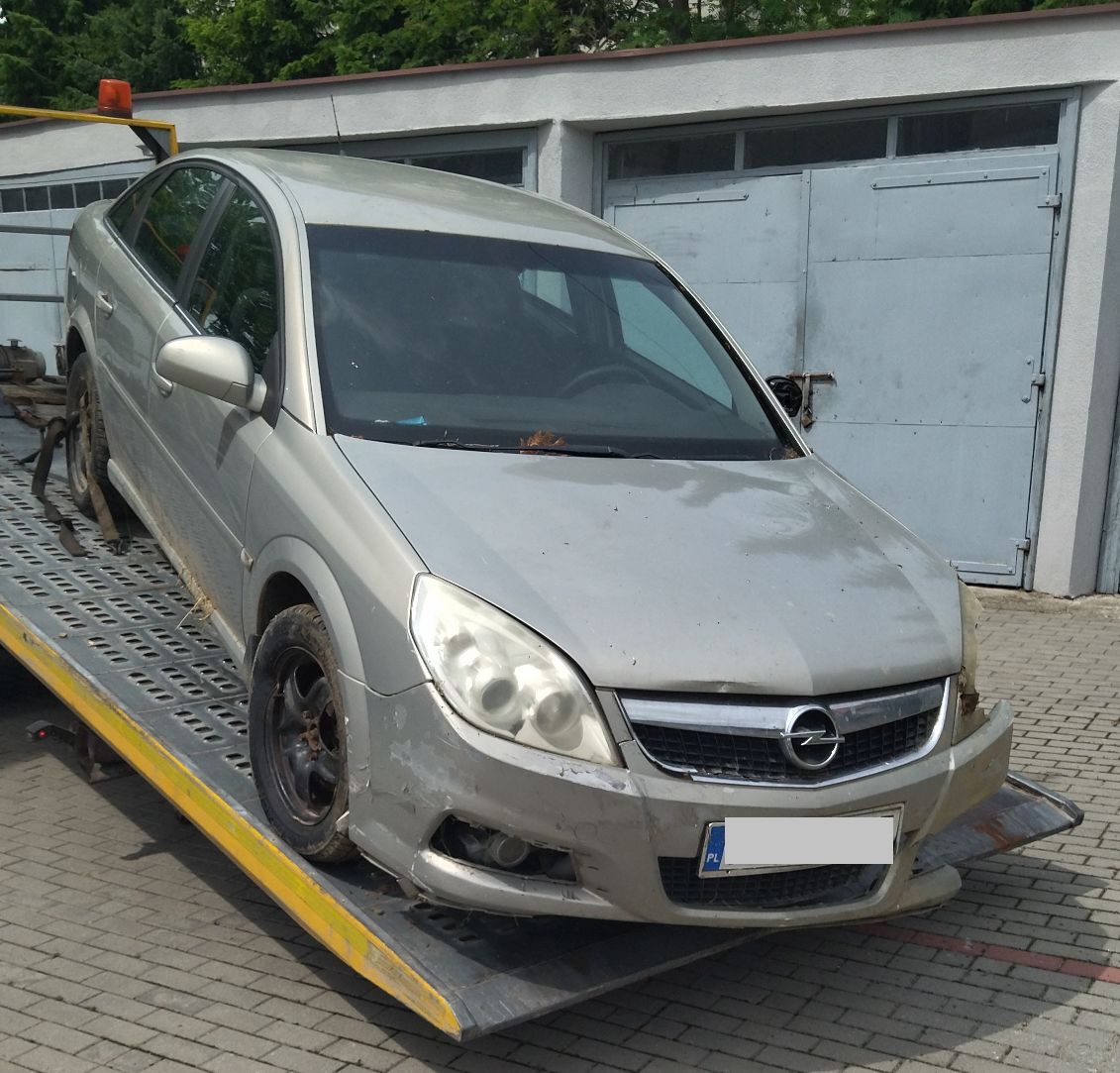 Samochód osobowy Opel Vectra widoczne uszkodzenia z przodu