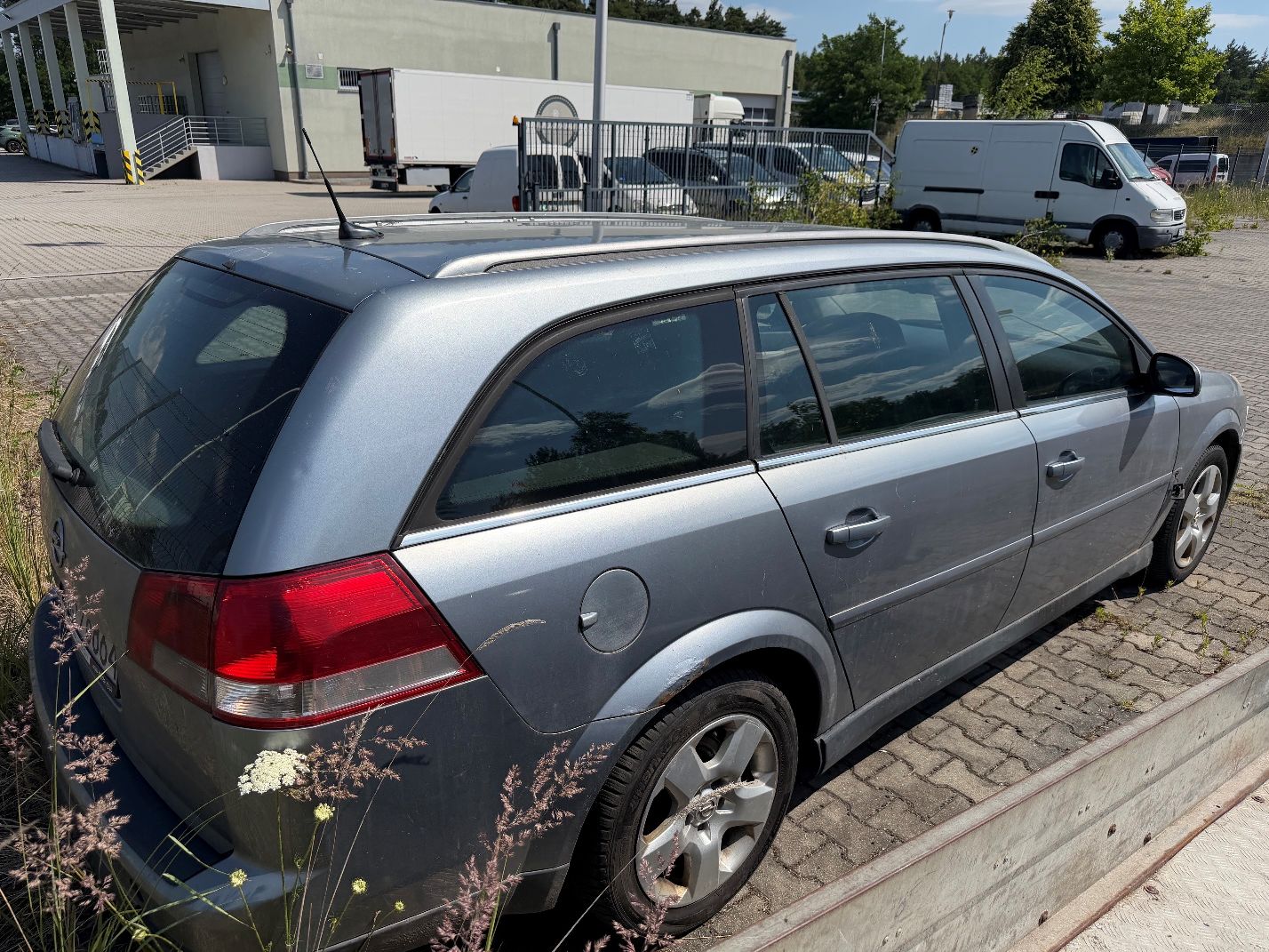 Szary Opel Vectra. Ujęcie prawego tyłu.