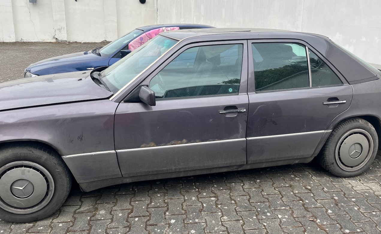Lewy bok samochodu Mercedes-Benz W124.