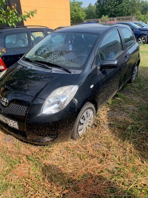 Czarny, trzydrzwiowy hatchback marki Toyota Yaris (druga generacja)