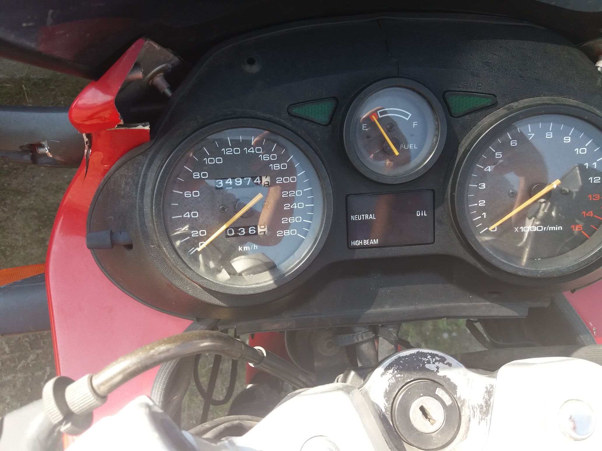 tablica przyrządów Suzuki GSXF z widocznymi wskaźnikami prędkości, obrotów
