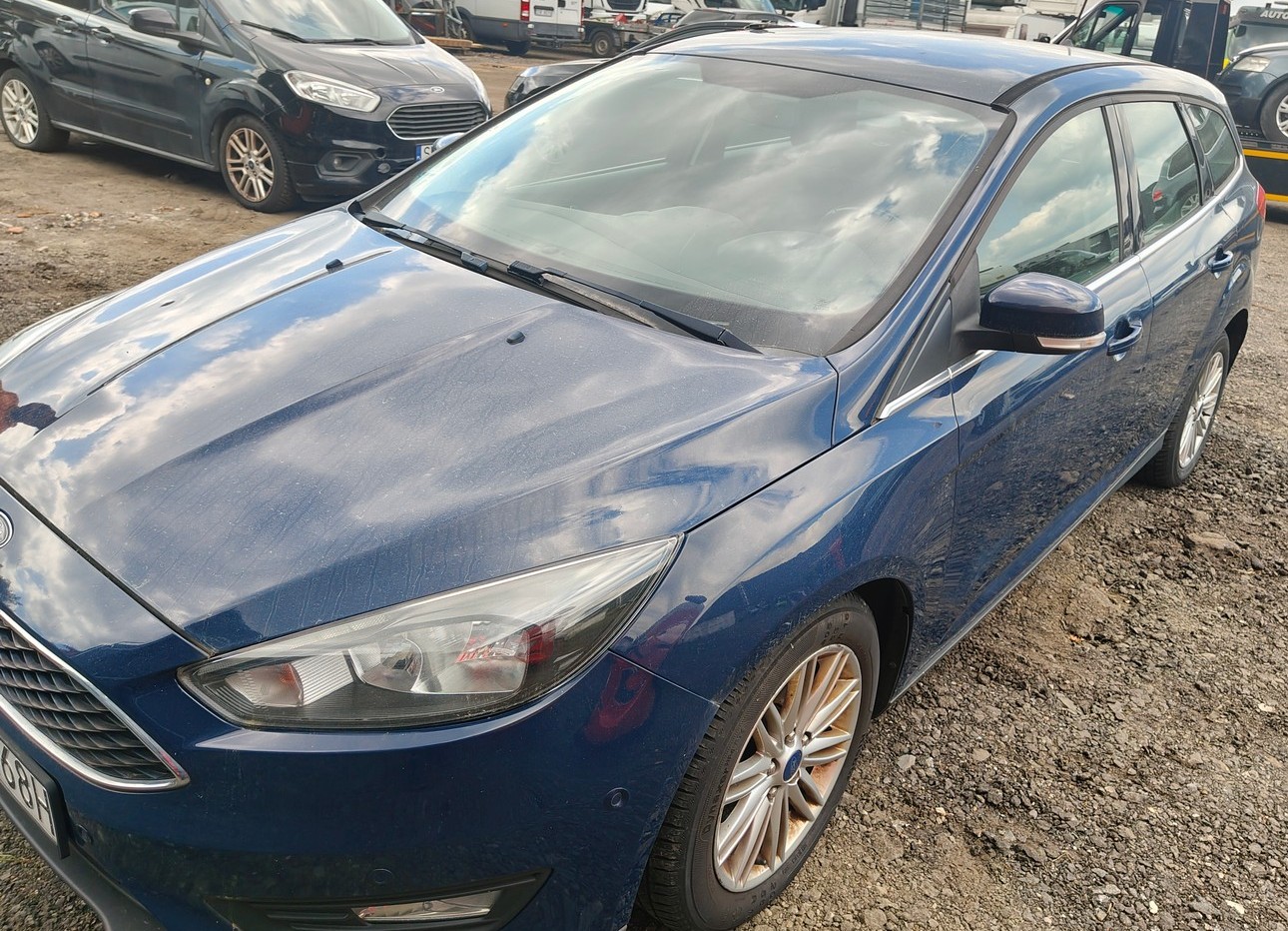 samochód osobowy marki ford koloru niebieskiego