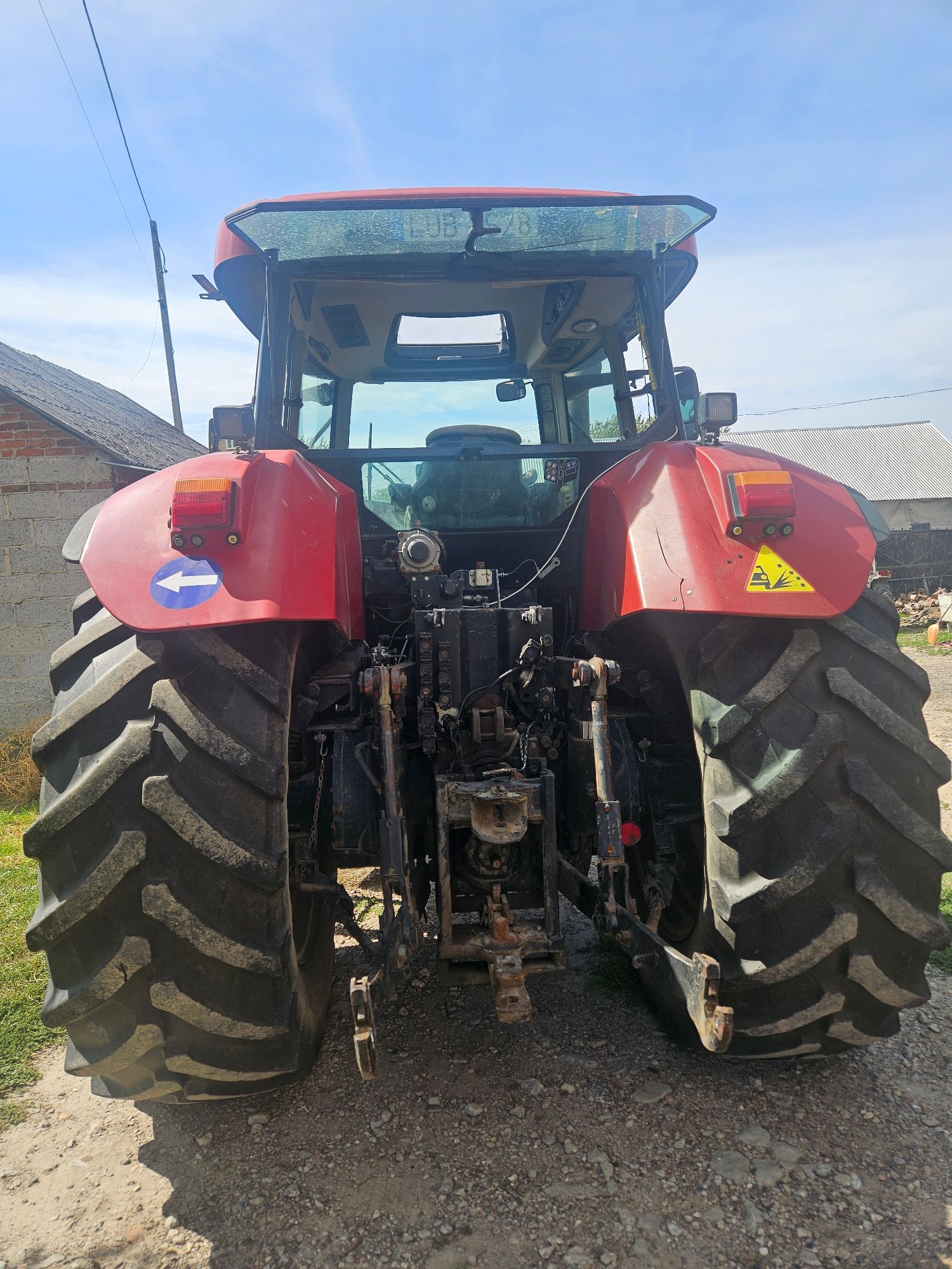 tył czerwonego ciągnika Case IH