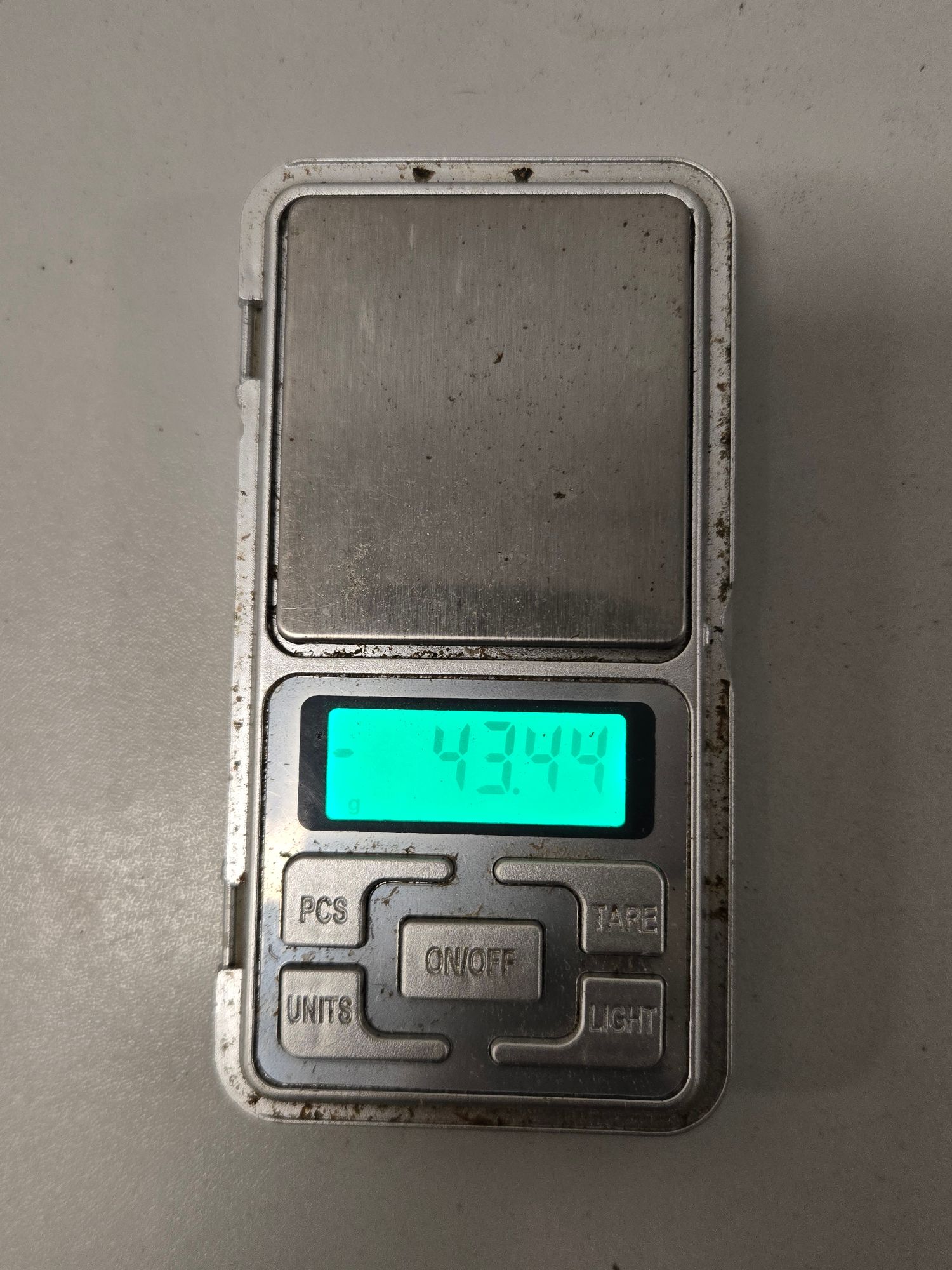 Zdjęcie przedmiotu. Waga elektroniczna z włączonym wyświetlaczem.