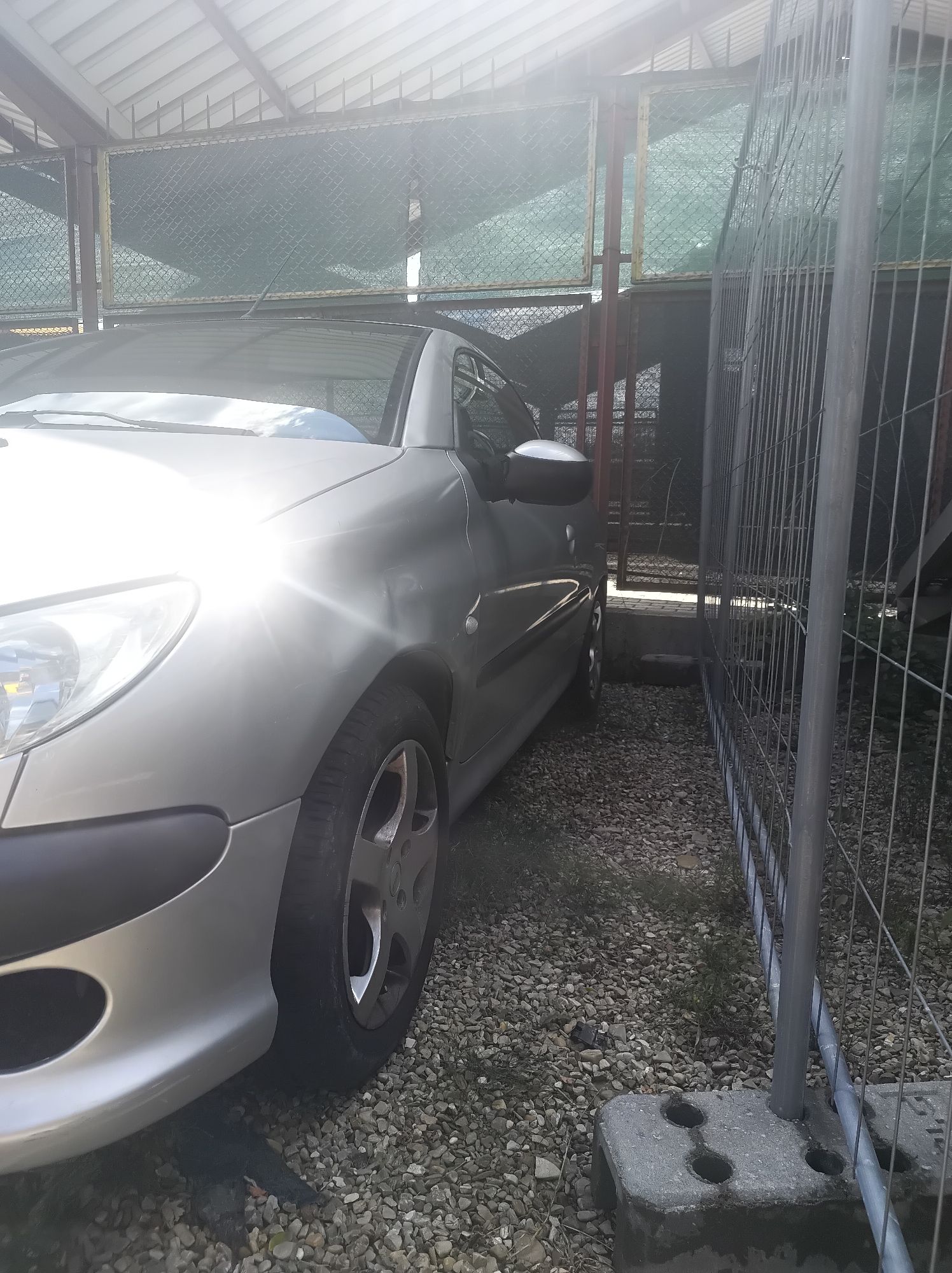 Peugeot 206 CC widoczny z strony prawego przodu.