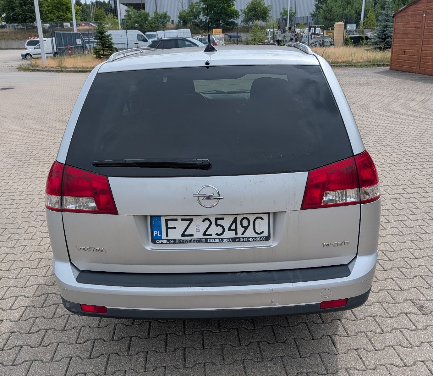 Tył samochodu, antena, szyby tylne przyciemniane, nieznacznie przerysowany tylny zderzak.