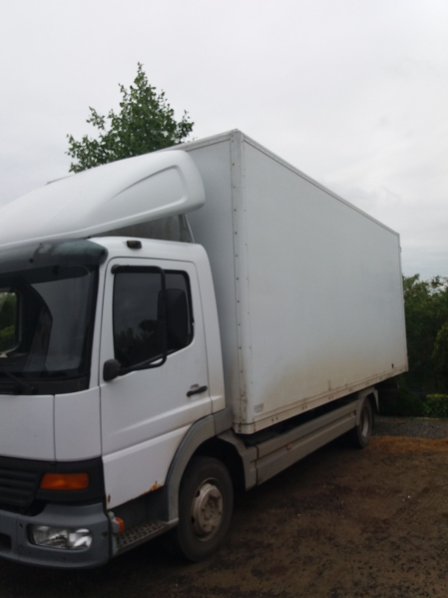 Lewy bok samochodu ciężarowego Mercedes Benz Atego