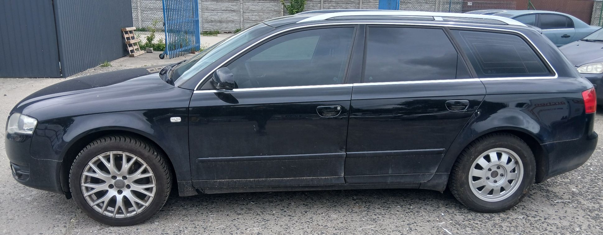 Lewy bok czarnej Audi A4