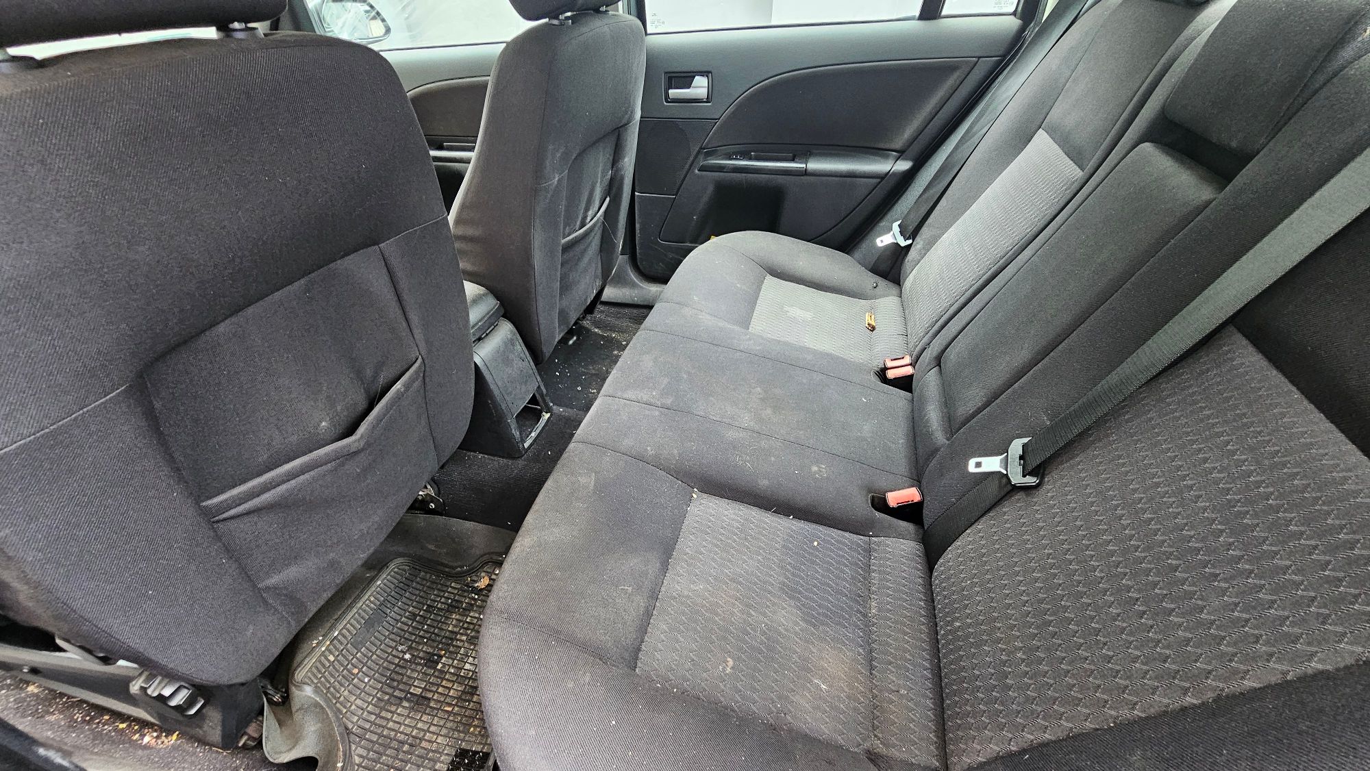 Ford Mondeo widok wnętrza tylna kanapa, tapicerka w kolorze czarnym