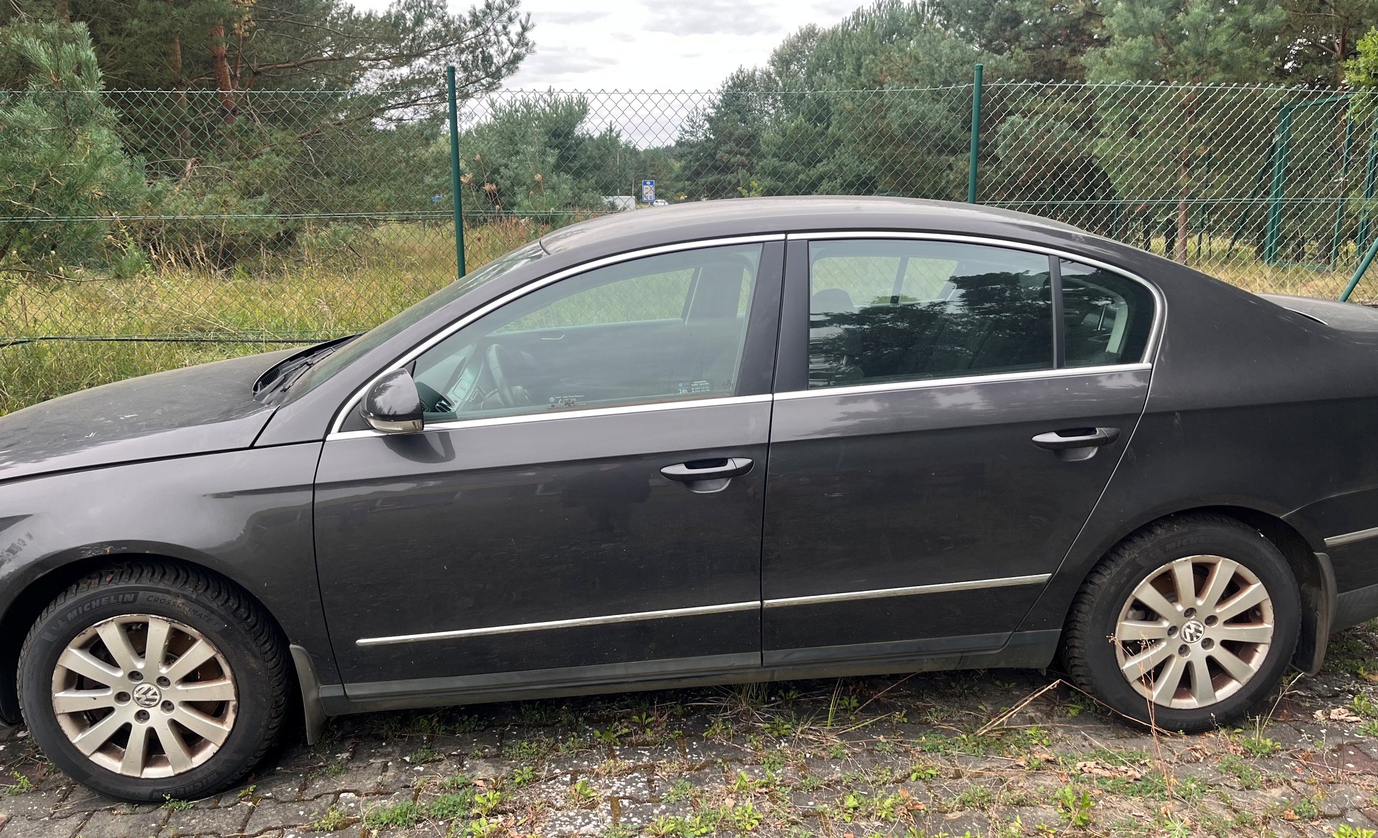 Lewy bok z widocznymi alufelgami Volkswagen o klasycznym wzorze, na które założone są opony Michelin CrossClimate.
