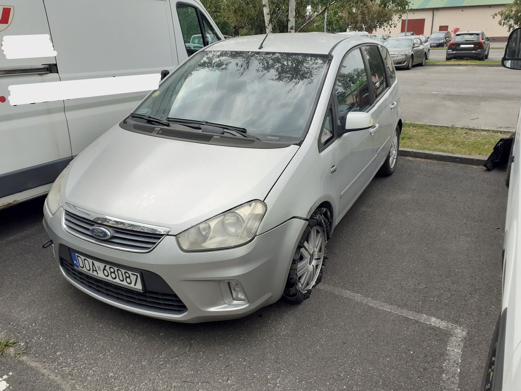 Ford C-Max koloru srebrnego, przód