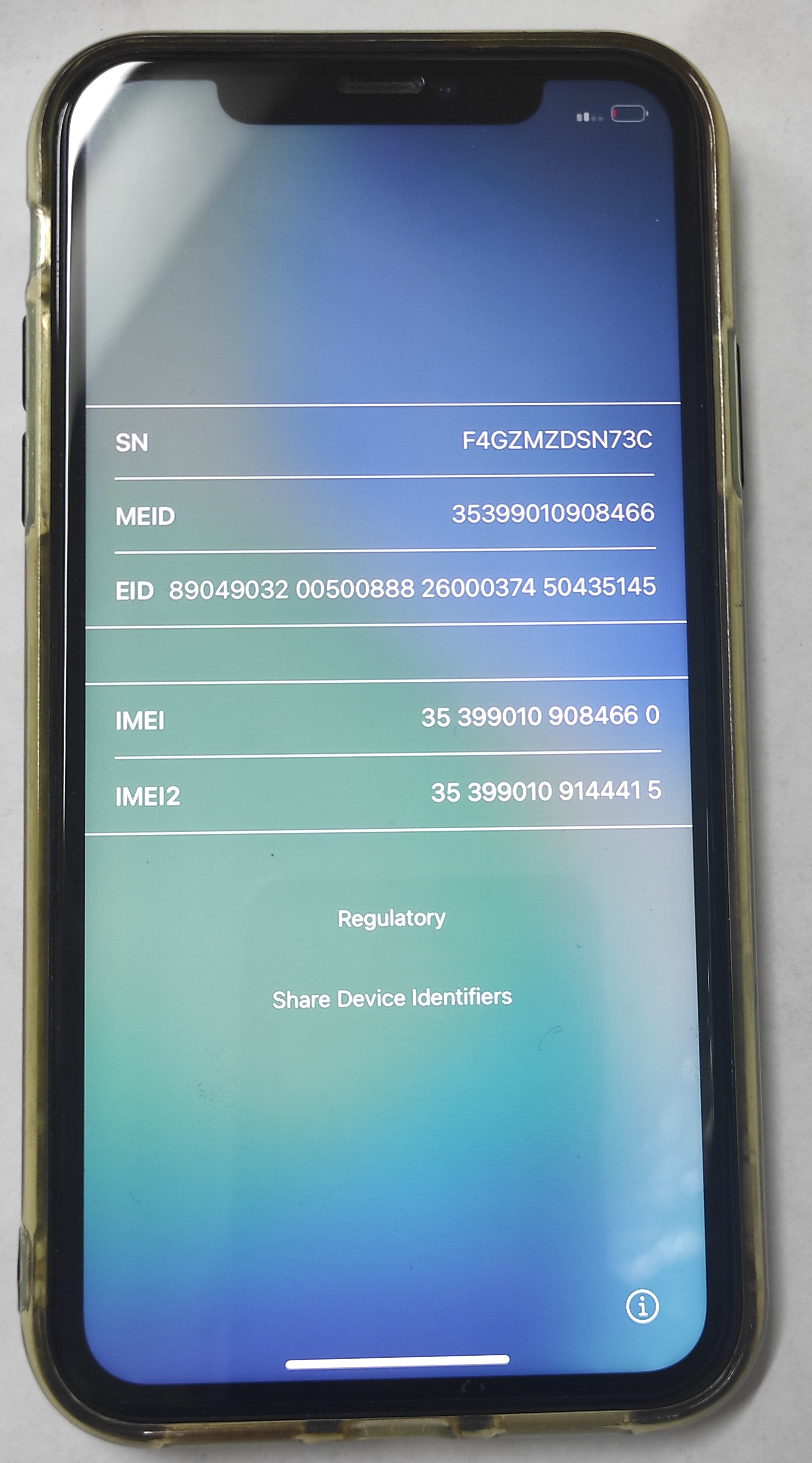 Włączony ekran telefonu iPhone 11 z widocznym numerem IMEI 353990109084660 / 353990109144415