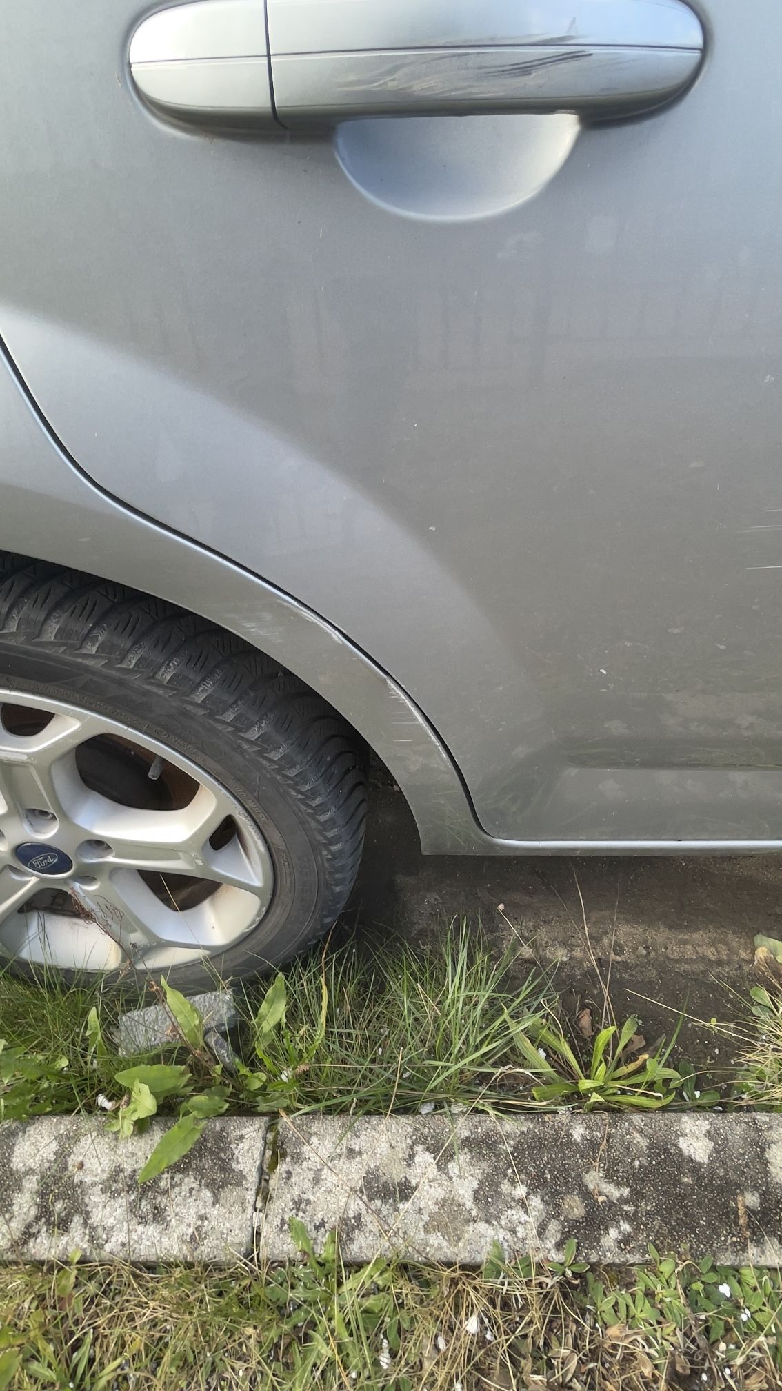 Uszkodzenia prawy bok samochodu Ford Mondeo