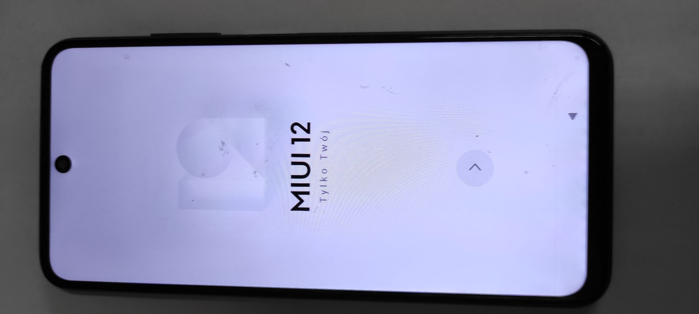Ekran telefonu REDMI Note 10 5G, włączony, początek ustawień telefonu.