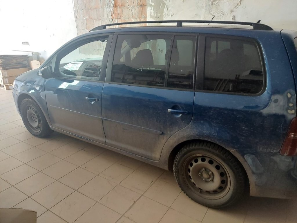 Lewy bok pojazdu mocno zabrudzony z widocznymi, znacznymi ubytkami w powłoce lakieru w tylnej części