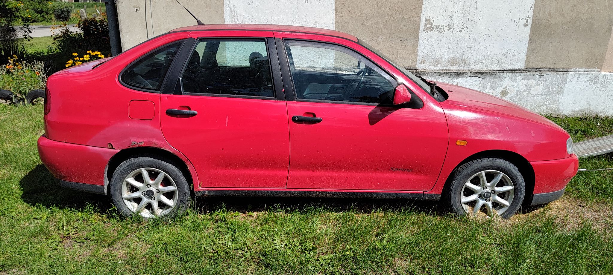 Prawa strona samochodu z widocznymi ubytkami lakieru oraz ogniskami korozji w okolicy tylnych nadkoli.
